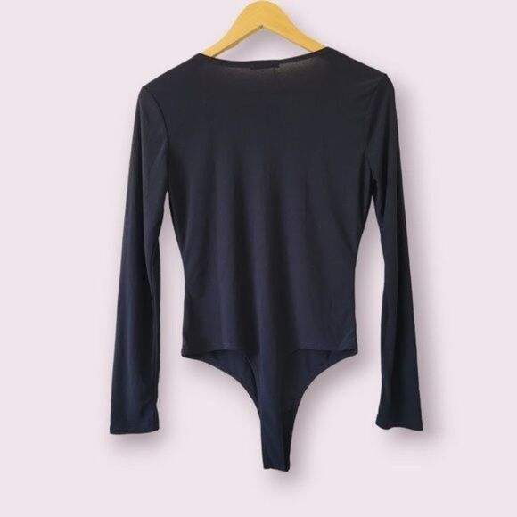 FASHION NOVA Black Bodysuit Size M V Neck Long Sleeve Tags Basic Stretch Sleek - Picture 2 of 4